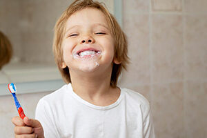 ΟΔΟΝΤΟΚΡΕΜΕΣ / ΔΙΑΛΥΜΑΤΑ / LIPSTICKS